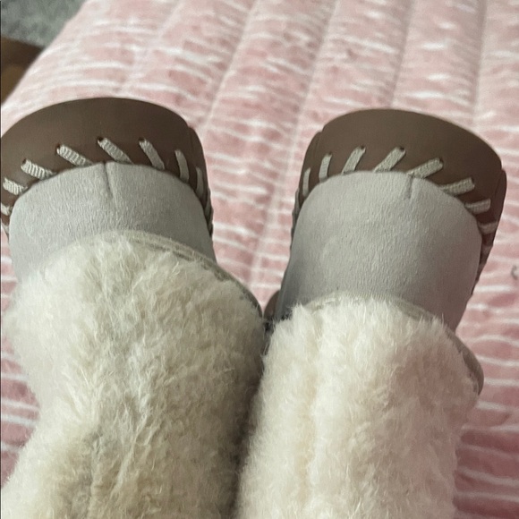 Muk Luks Cream and Brown Moccasins like new worn once - Picture 6 of 6